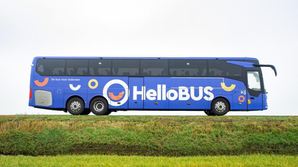 HelloBUS touringcar voor dagtrips vanuit Rotterdam met een groep - comfortabel en veilig vervoer met chauffeur