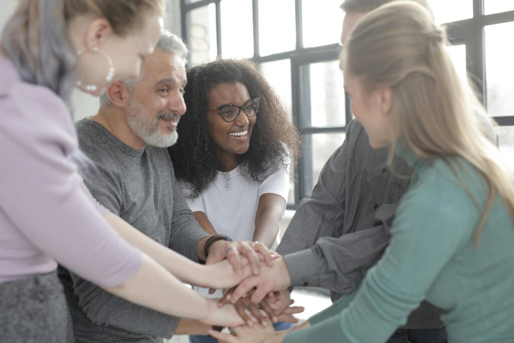 Home Zorgmedewerkers in teambuilding sessie, verbeterend samenwerking en communicatie in de zorg